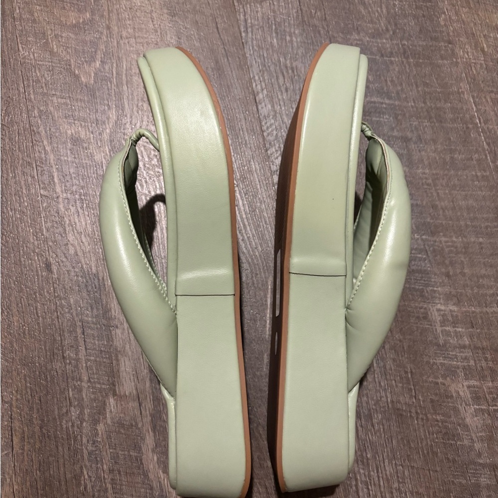 NWOT Women's Sage Green Platform Flip Flop Sandals - Picture 3 of 6
